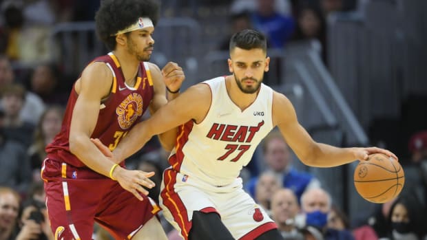 Dec 13, 2021; Cleveland, Ohio, USA; Cleveland Cavaliers center Jarrett Allen (31) defends Miami Heat center Omer Yurtseven (77) in the fourth quarter at Rocket Mortgage FieldHouse. Mandatory Credit: David Richard-USA TODAY Sports